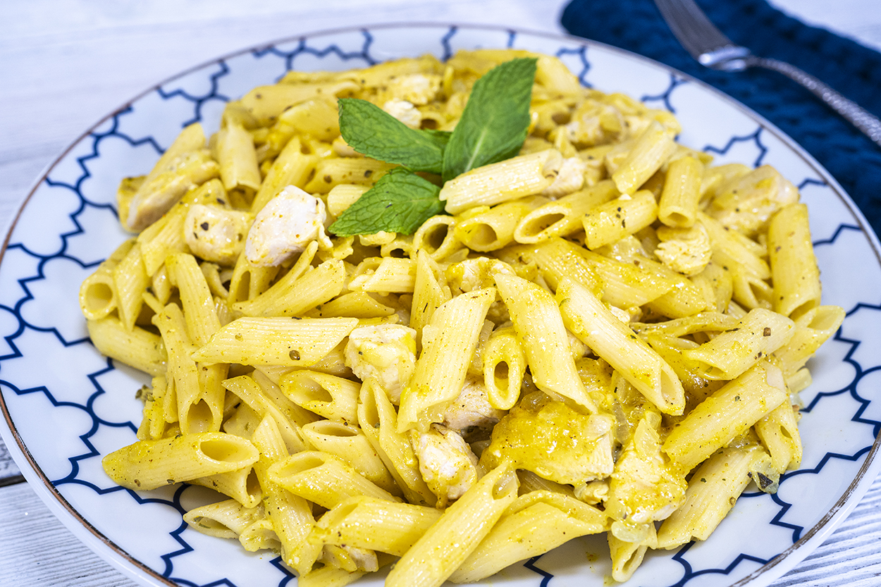 Tavuklu Köri Soslu Makarna